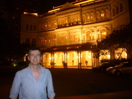 Hot Alex in front of the Raffles Hotel, Singapore